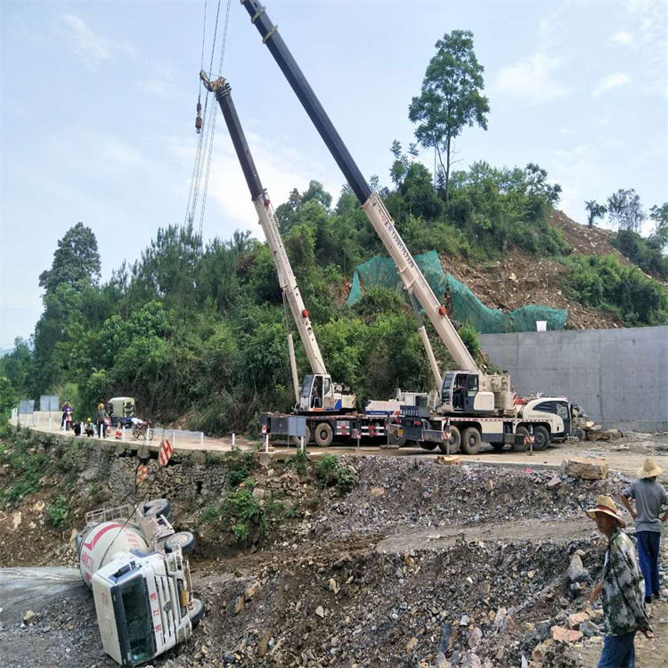 寿县汽车掉沟里叫吊车救援要多少钱